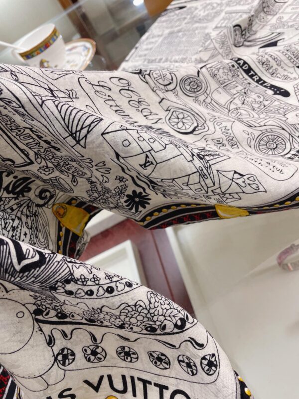 Louis Vuitton Louis in a Comic Shawl White 117cm/46in