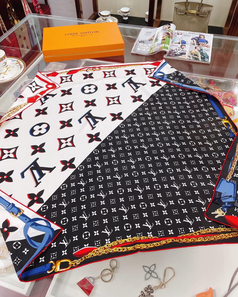 Louis Vuitton Monogram Pattern Black and White Square Scarf 90cm/35in