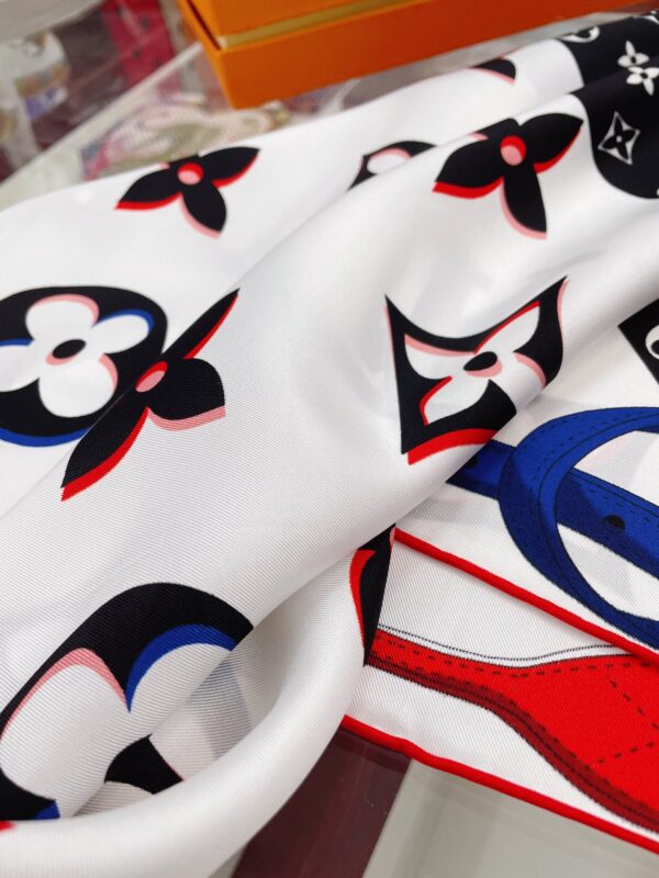 Louis Vuitton Monogram Pattern Black and White Square Scarf 90cm/35in 