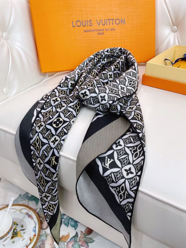 Louis Vuitton Monogram Pattern Black Scarf 175cm/69in 