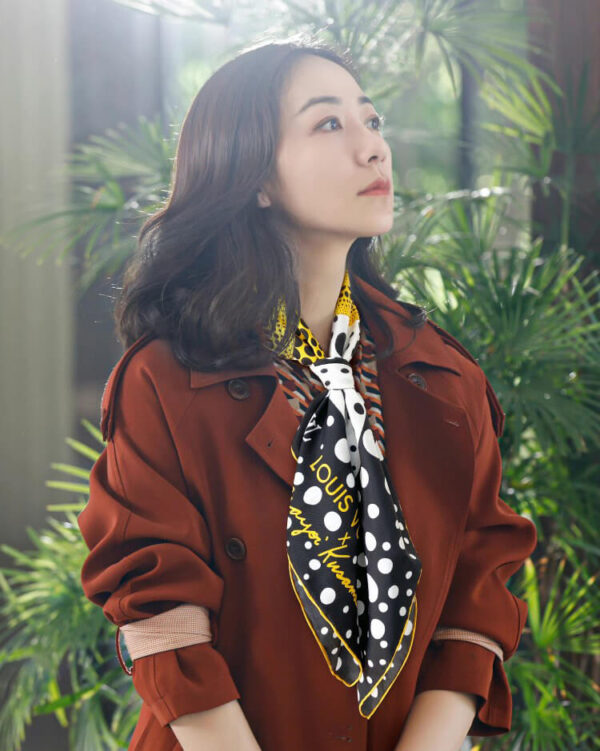 570794 Louis Vuitton Square 90 Silk Scarves