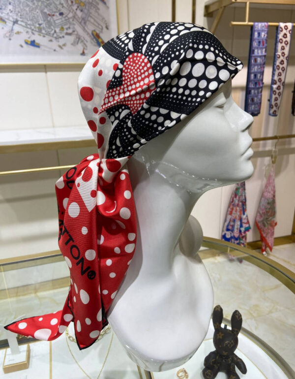 570795 Louis Vuitton Square 90 Silk Scarves