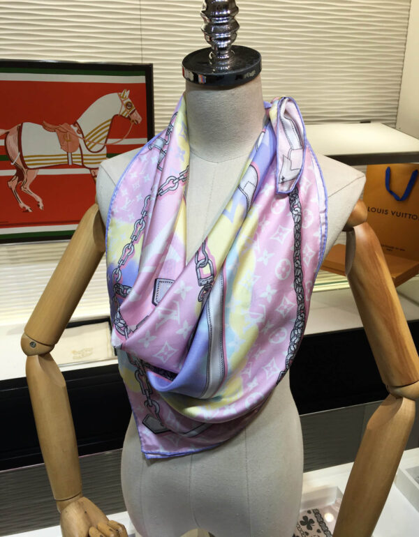 570828 Louis Vuitton Square 90 Silk Scarves