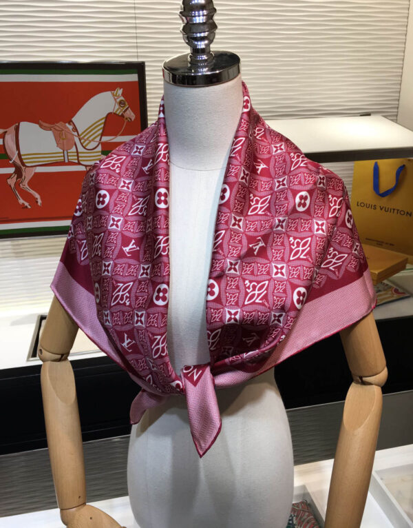 570825 Louis Vuitton Square 90 Silk Scarves