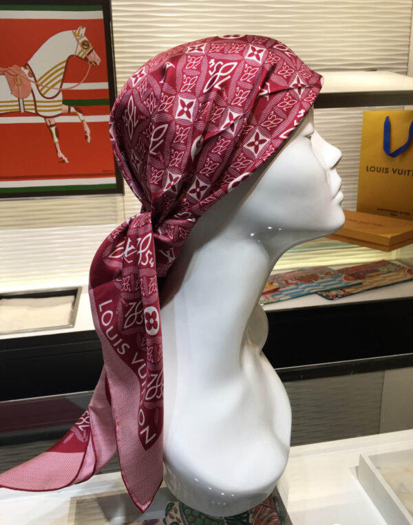 570825 Louis Vuitton Square 90 Silk Scarves
