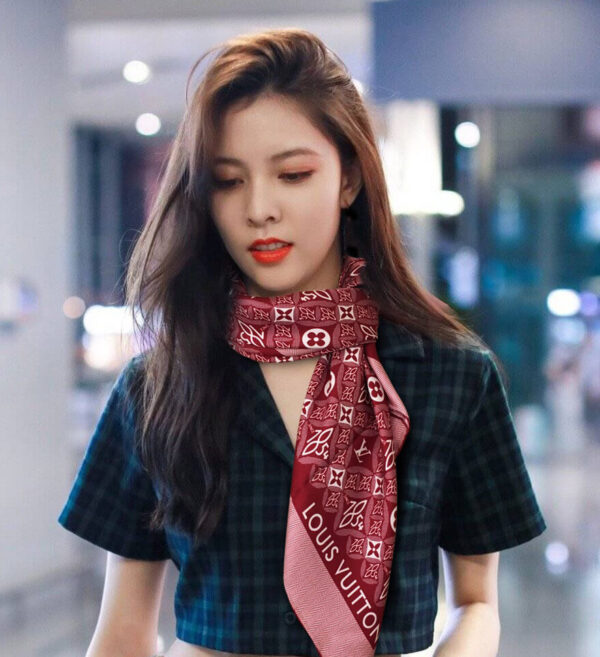 570825 Louis Vuitton Square 90 Silk Scarves