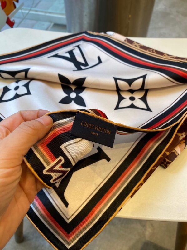 570757 Louis Vuitton Square 90 Silk Scarves