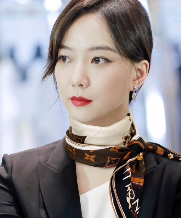 570736 Louis Vuitton Square 90 Silk Scarves