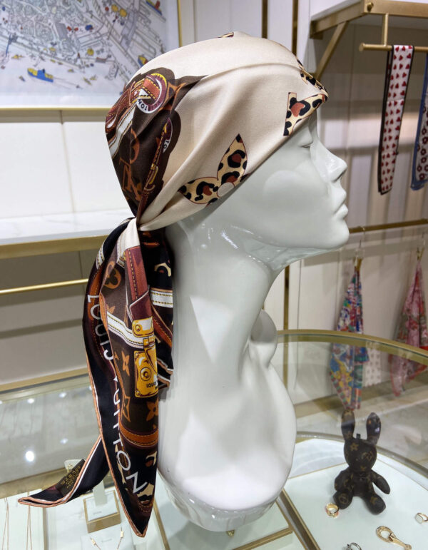 570736 Louis Vuitton Square 90 Silk Scarves