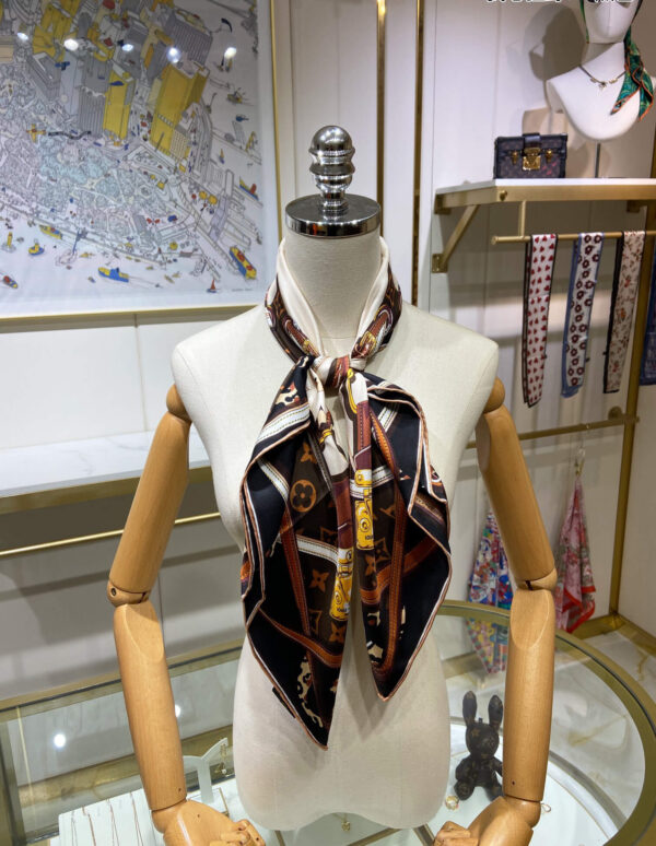 570736 Louis Vuitton Square 90 Silk Scarves