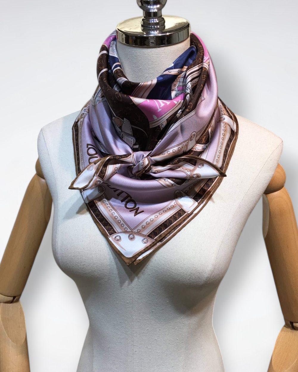 570829 Louis Vuitton Square 90 Silk Scarves