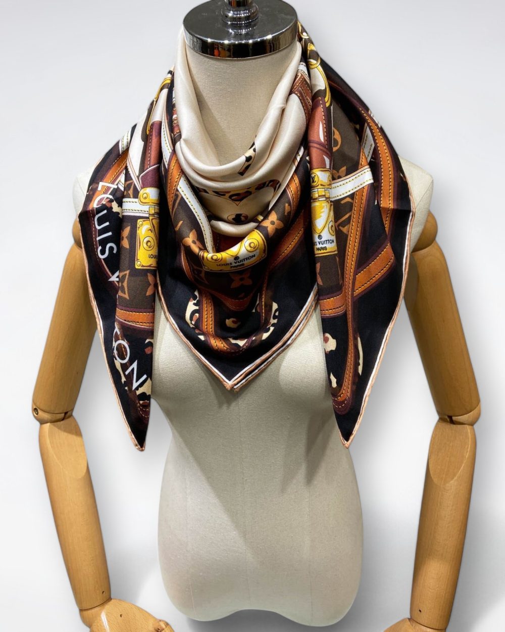 570736 Louis Vuitton Square 90 Silk Scarves
