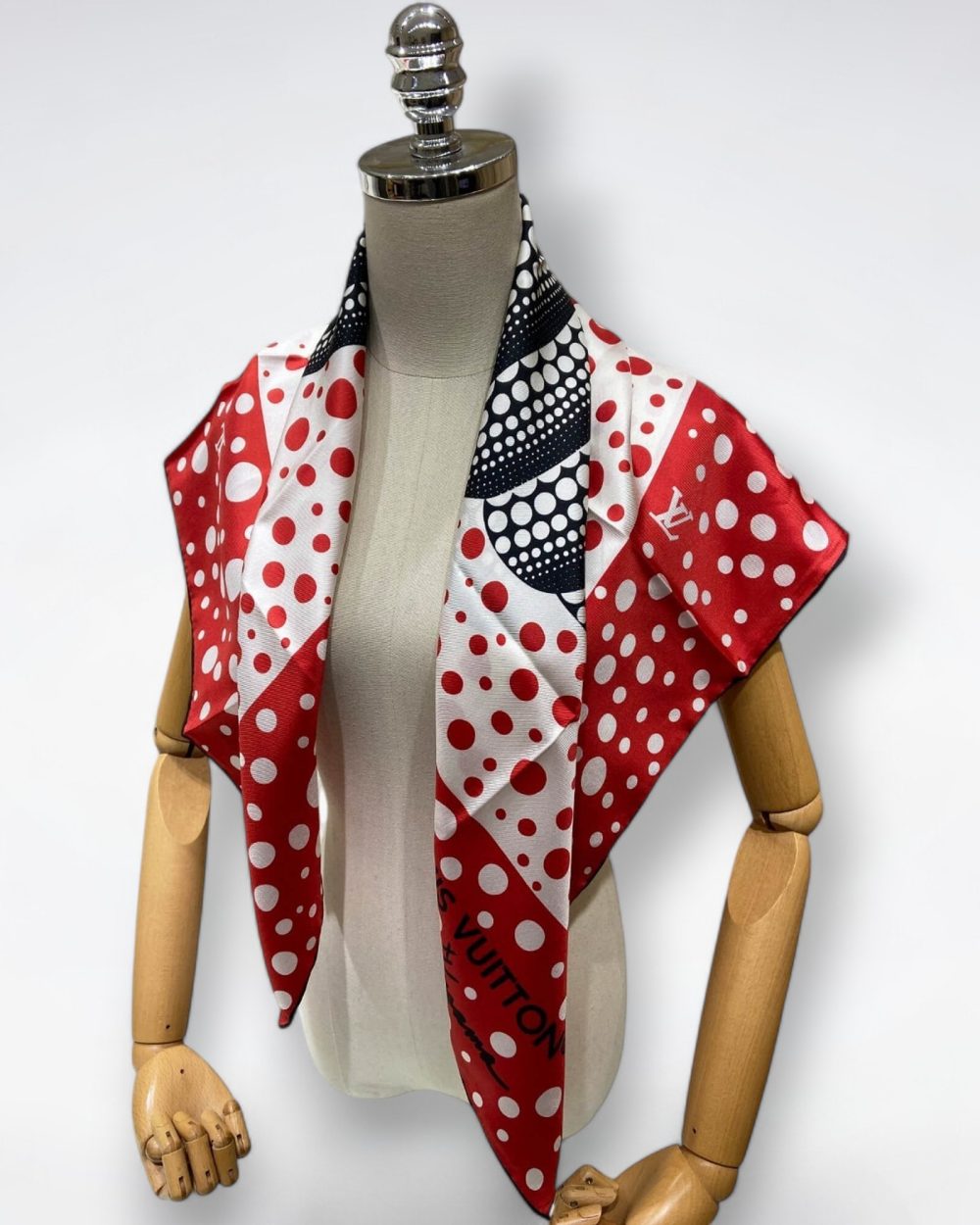 570795 Louis Vuitton Square 90 Silk Scarves