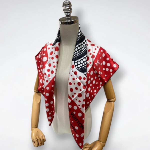 570795 Louis Vuitton Square 90 Silk Scarves
