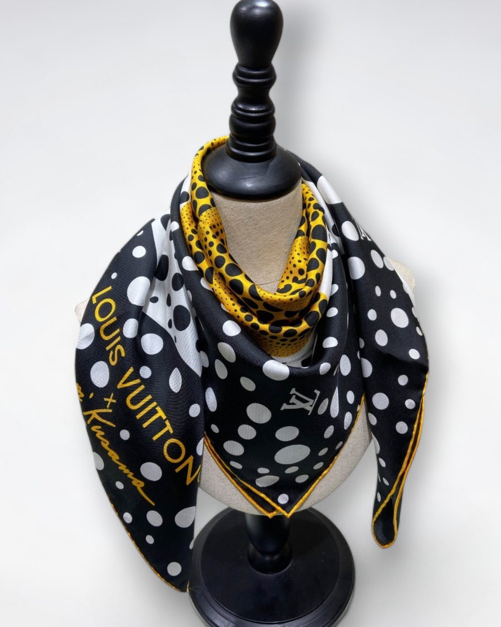 570794 Louis Vuitton Square 90 Silk Scarves