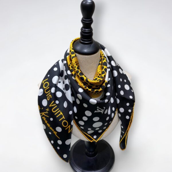 570794 Louis Vuitton Square 90 Silk Scarves