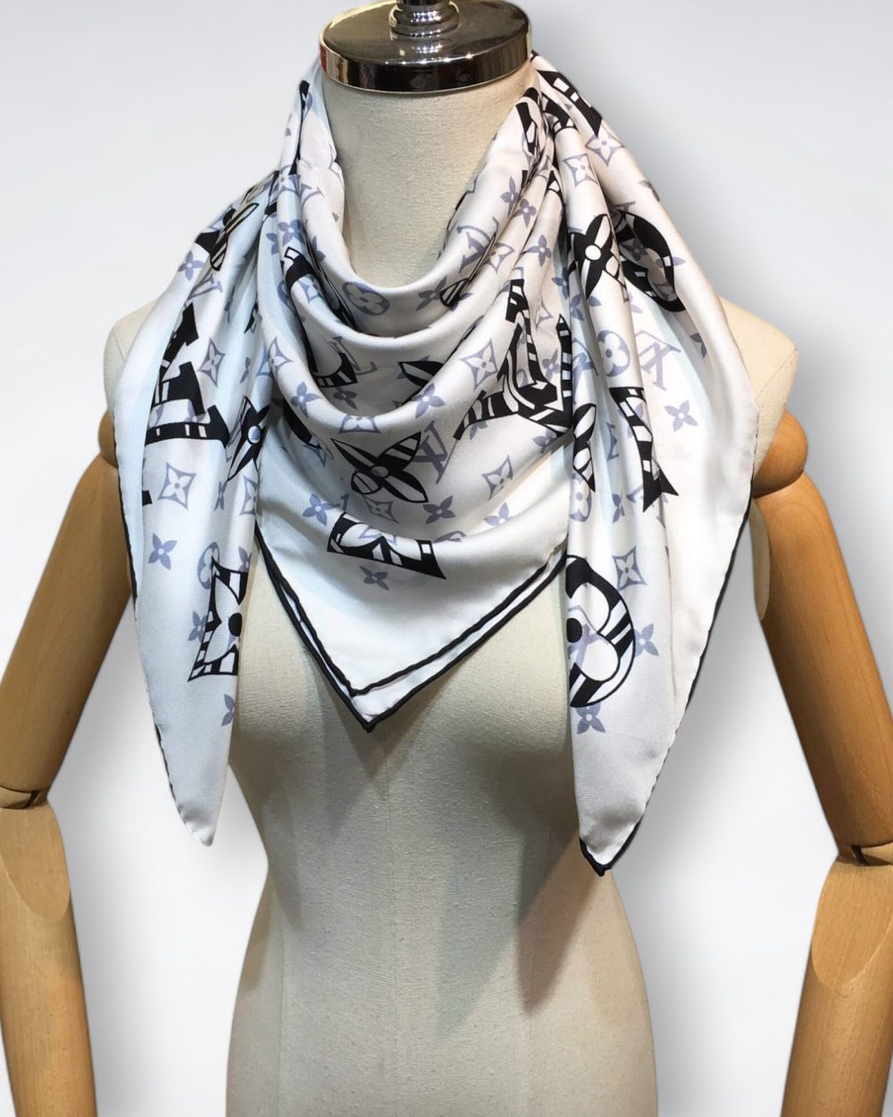 570766 Louis Vuitton Square 90 Silk Scarves