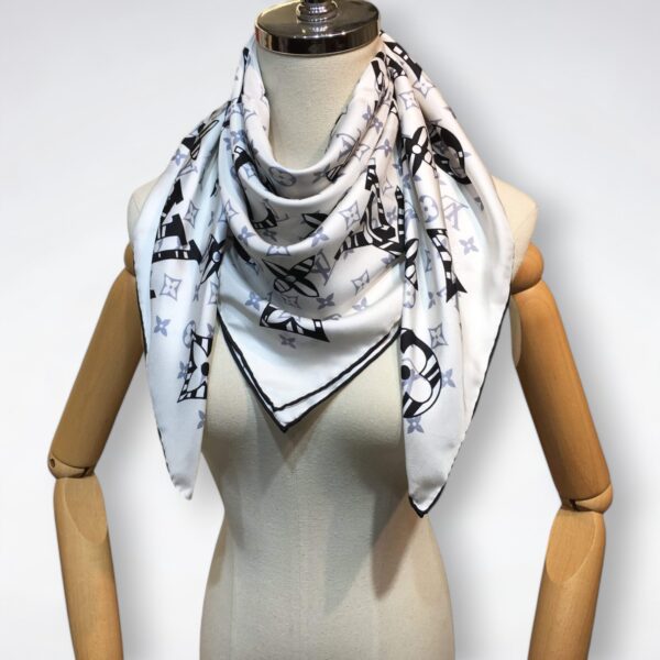 570766 Louis Vuitton Square 90 Silk Scarves