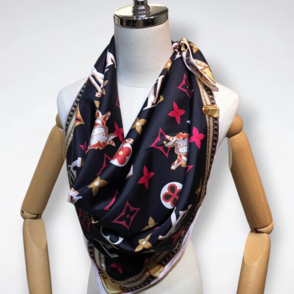 570821 Louis Vuitton Square 90 Silk Scarves
