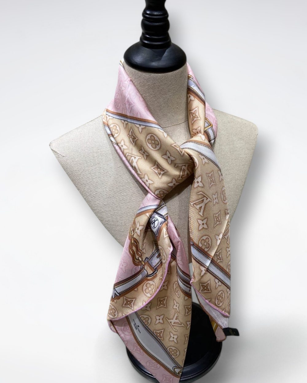 570784 Louis Vuitton Square 90 Silk Scarves