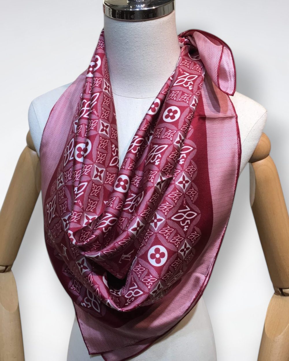 570825 Louis Vuitton Square 90 Silk Scarves