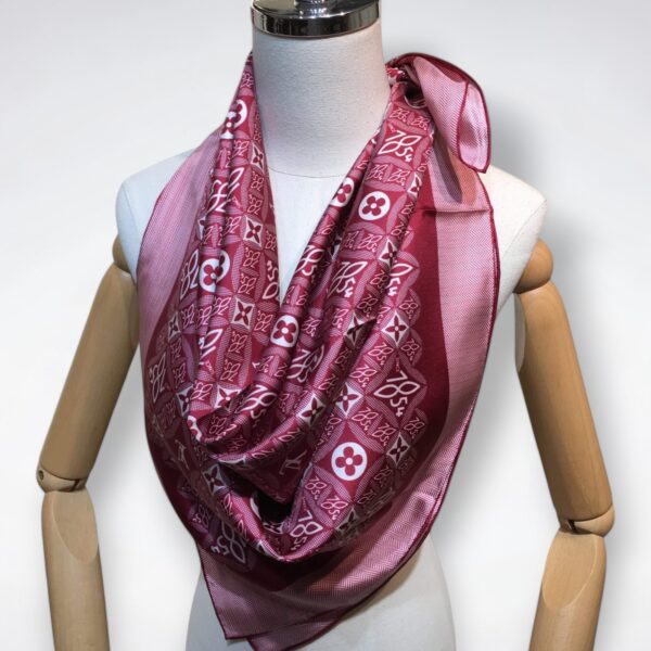 570825 Louis Vuitton Square 90 Silk Scarves