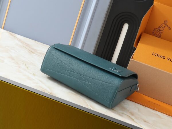 1:1 Replica Louis Vuitton LV Takeoff Messenger LV Aerogram Luxury Bag For Women M23709 - 28 cm