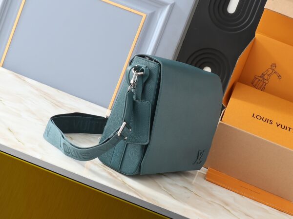 1:1 Replica Louis Vuitton LV Takeoff Messenger LV Aerogram Luxury Bag For Women M23709 - 28 cm