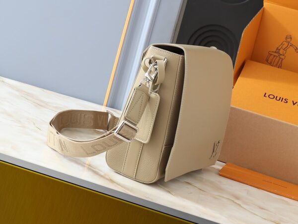 1:1 Replica Louis Vuitton LV Takeoff Messenger LV Aerogram Luxury Bag For Women M22505 - 28 cm
