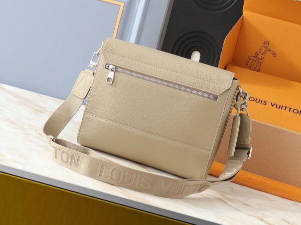 1:1 Replica Louis Vuitton LV Takeoff Messenger LV Aerogram Luxury Bag For Women M22505 - 28 cm