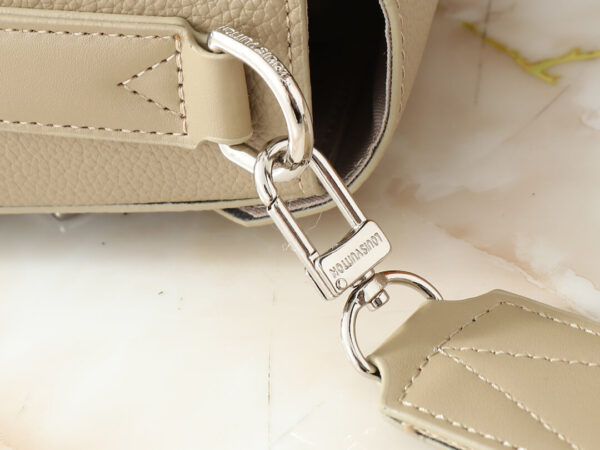1:1 Replica Louis Vuitton LV Takeoff Messenger LV Aerogram Luxury Bag For Women M22505 - 28 cm