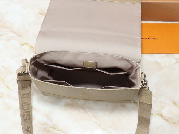 1:1 Replica Louis Vuitton LV Takeoff Messenger LV Aerogram Luxury Bag For Women M22505 - 28 cm