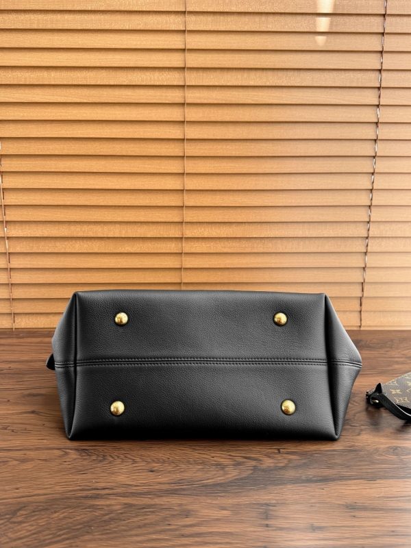 1:1 Replica Louis Vuitton Low Key Hobo MM Black M24856 - 31cm - Image 4