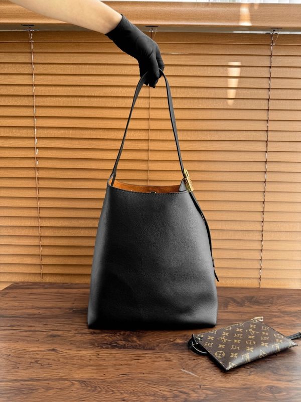 1:1 Replica Louis Vuitton Low Key Hobo MM Black M24856 - 31cm - Image 3
