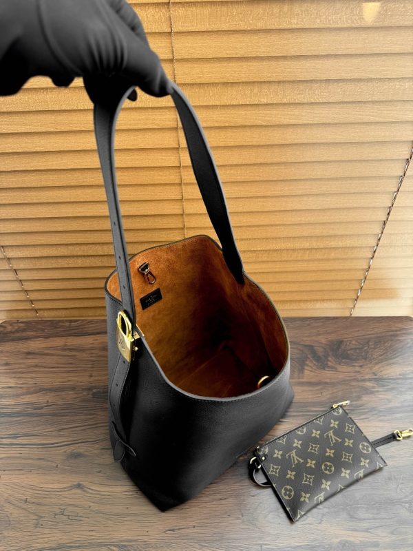 1:1 Replica Louis Vuitton Low Key Hobo MM Black M24856 - 31cm - Image 6