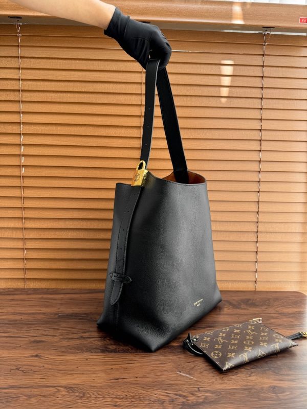 1:1 Replica Louis Vuitton Low Key Hobo MM Black M24856 - 31cm - Image 2